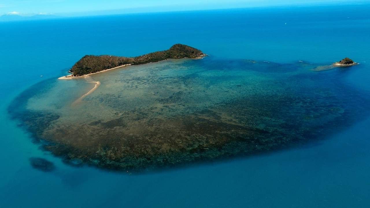 Double Island - Kitesurfing in Far North Queensland, Australia // Kiterr.com