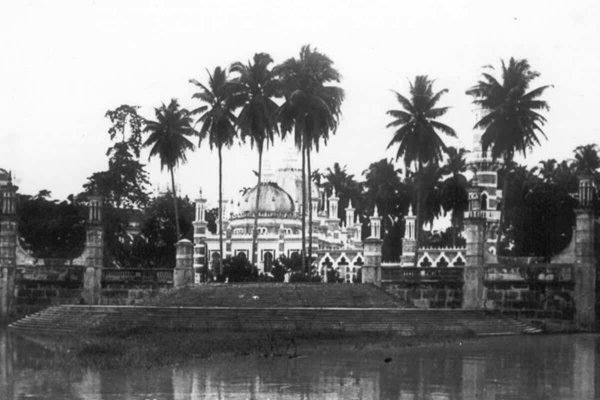 self guided walking tour kuala lumpur An old picture of Masjid Jamek mosque in Kuala Lumpur