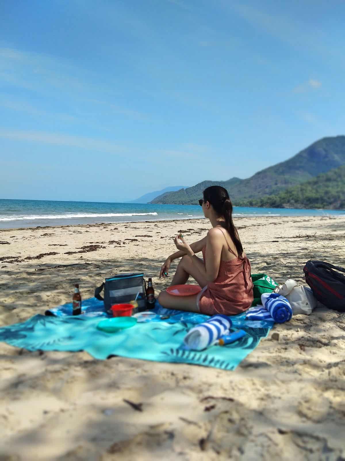 Having a picnic on Oak Beach in North Queensland, Australia // travelmermaid.com