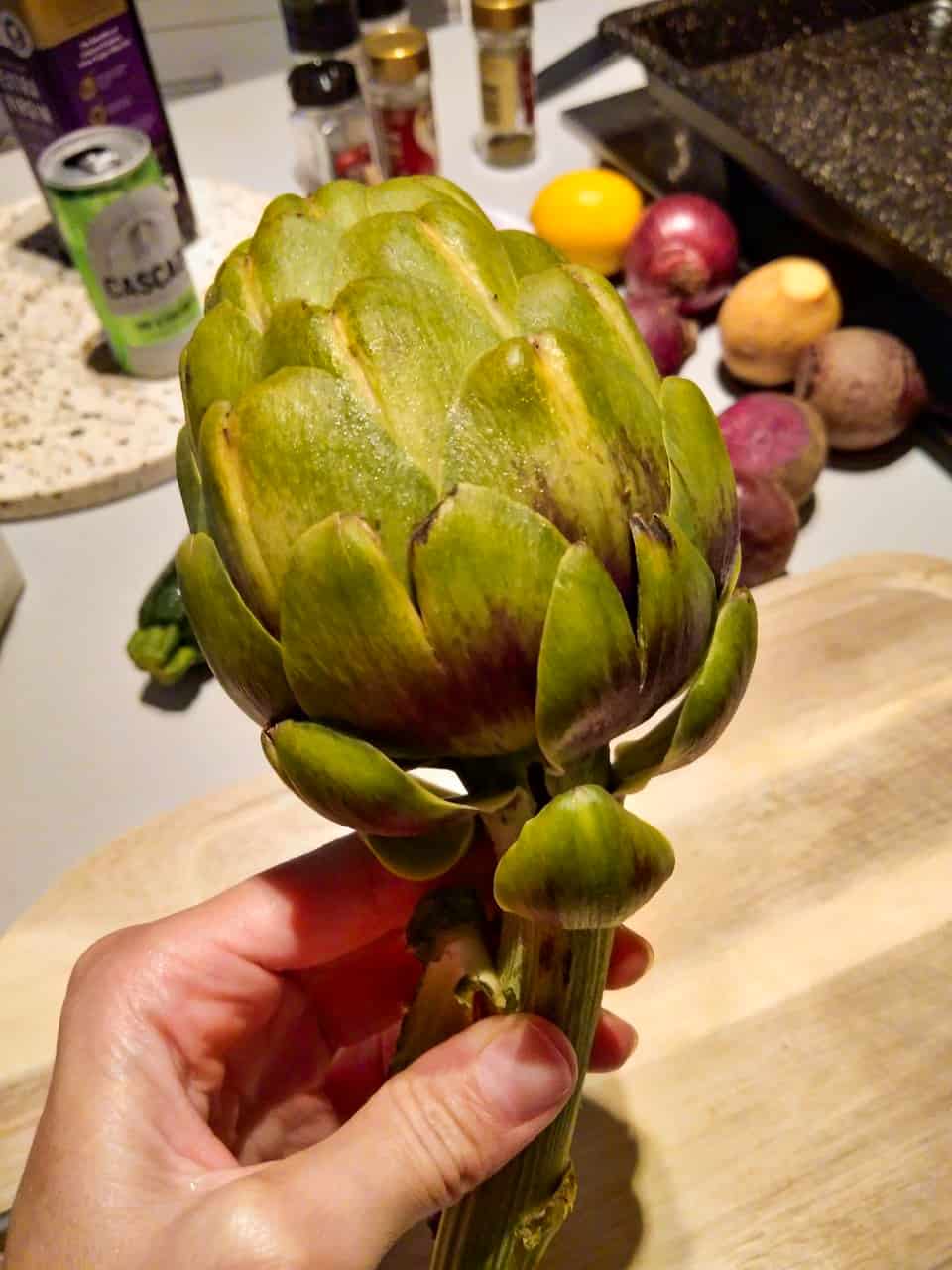 Eating sustainably - an artichoke // Travel Mermaid