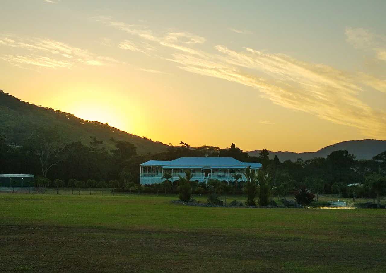 A sunset behind the ranges near Lakeside Retreat in Mowbray, Port Douglas Shire // Travel Mermaid