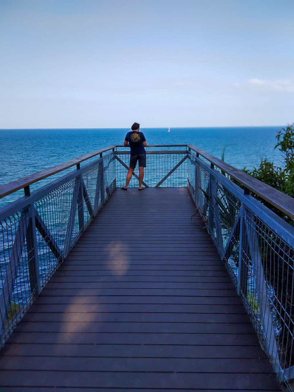 A viewing platform along the Flagstaff Hill walking trail in Port Douglas, Australia // Travel Mermaid