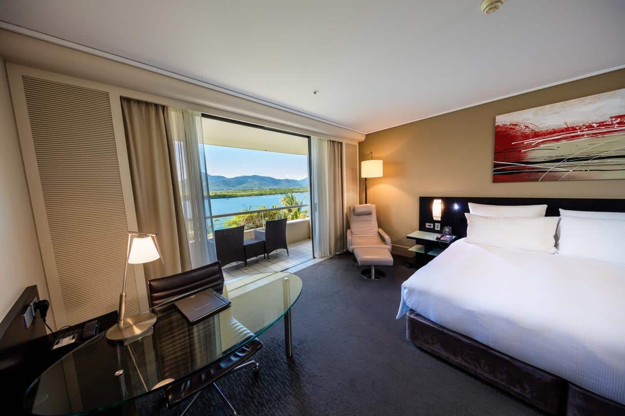 The Deluxe King Waterview hotel room at Hilton Cairns // Travel Mermaid