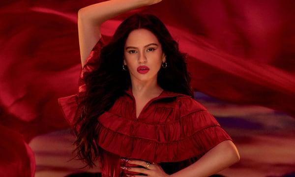 Rosalía é a nova embaixadora global da marca “MAC Cosmetics”