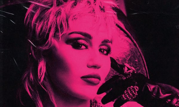 “Plastic Hearts”: Miley Cyrus lança novo disco em uma das melhores fases da carreira