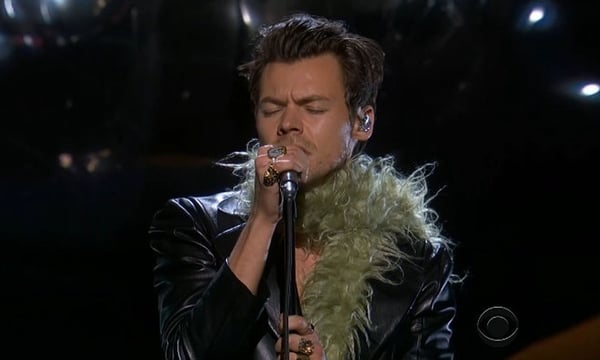 Grammy 2021: Harry Styles abre premiação com performance de 'Watermelon Sugar'