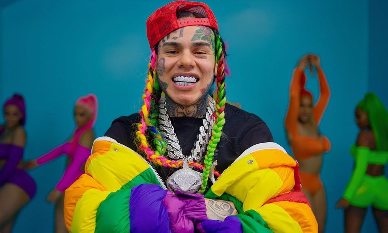 6ix9ine acusa Billboard de favorecer Ariana Grande na Hot 100