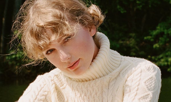 Taylor Swift lança nova versão de “cardigan”