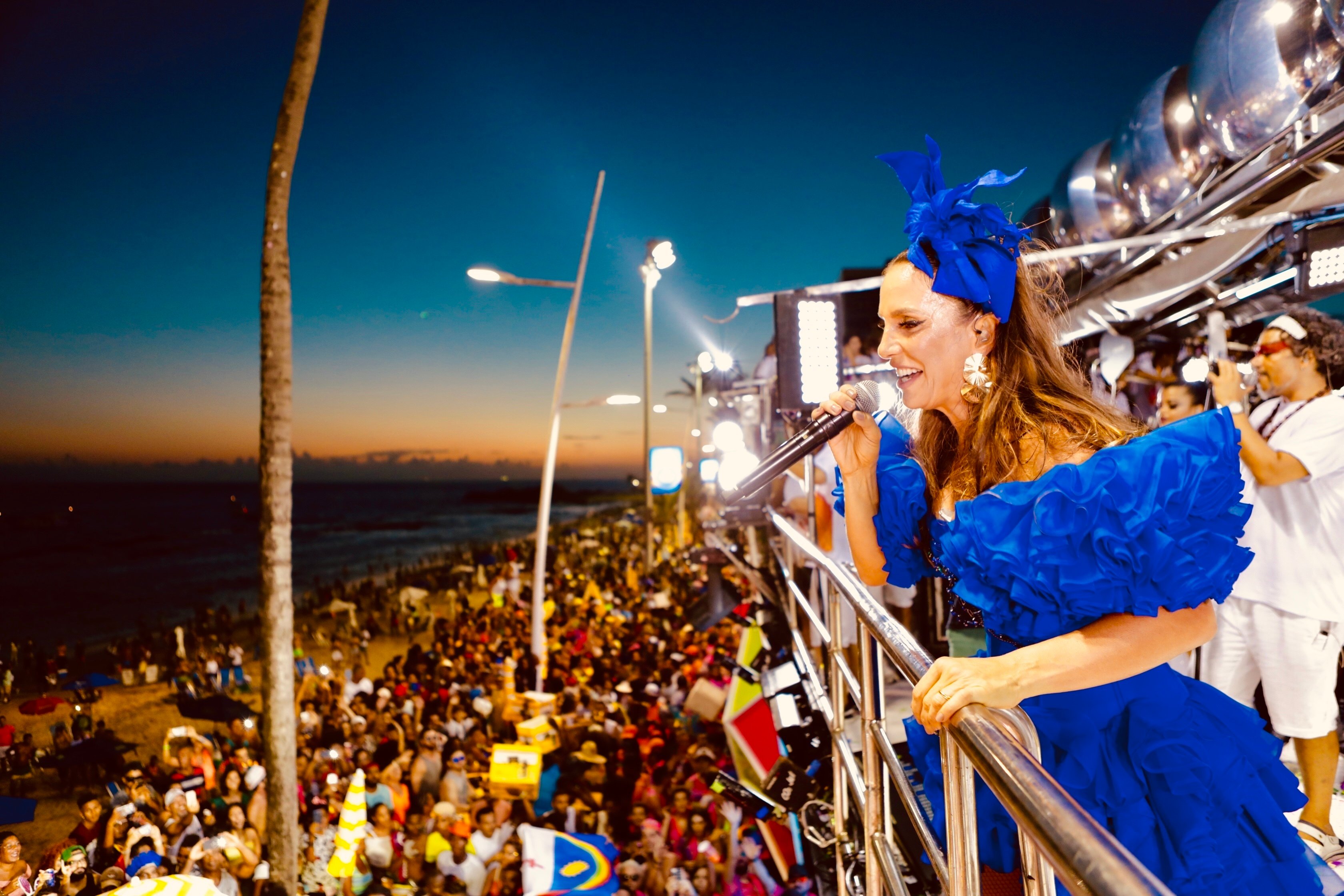 Ivete Sangalo leva Live Experience para o trio e embala Bloco Coruja