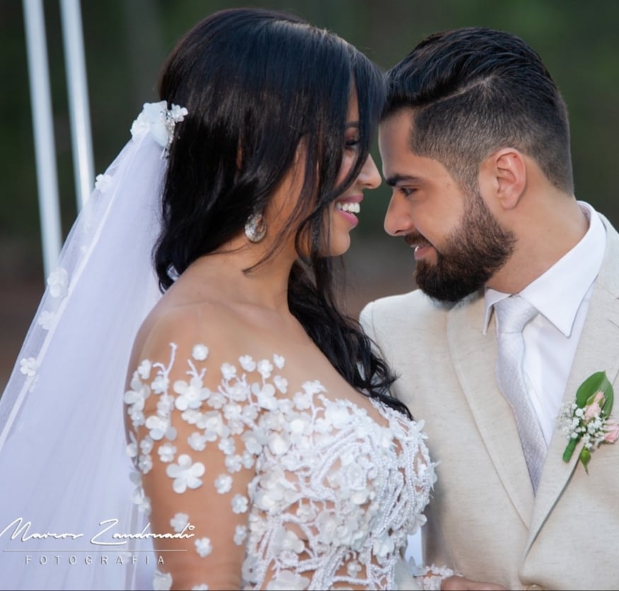 Vestido da noiva Erica Jaconi  chama a atenção; veja detalhes do casamento