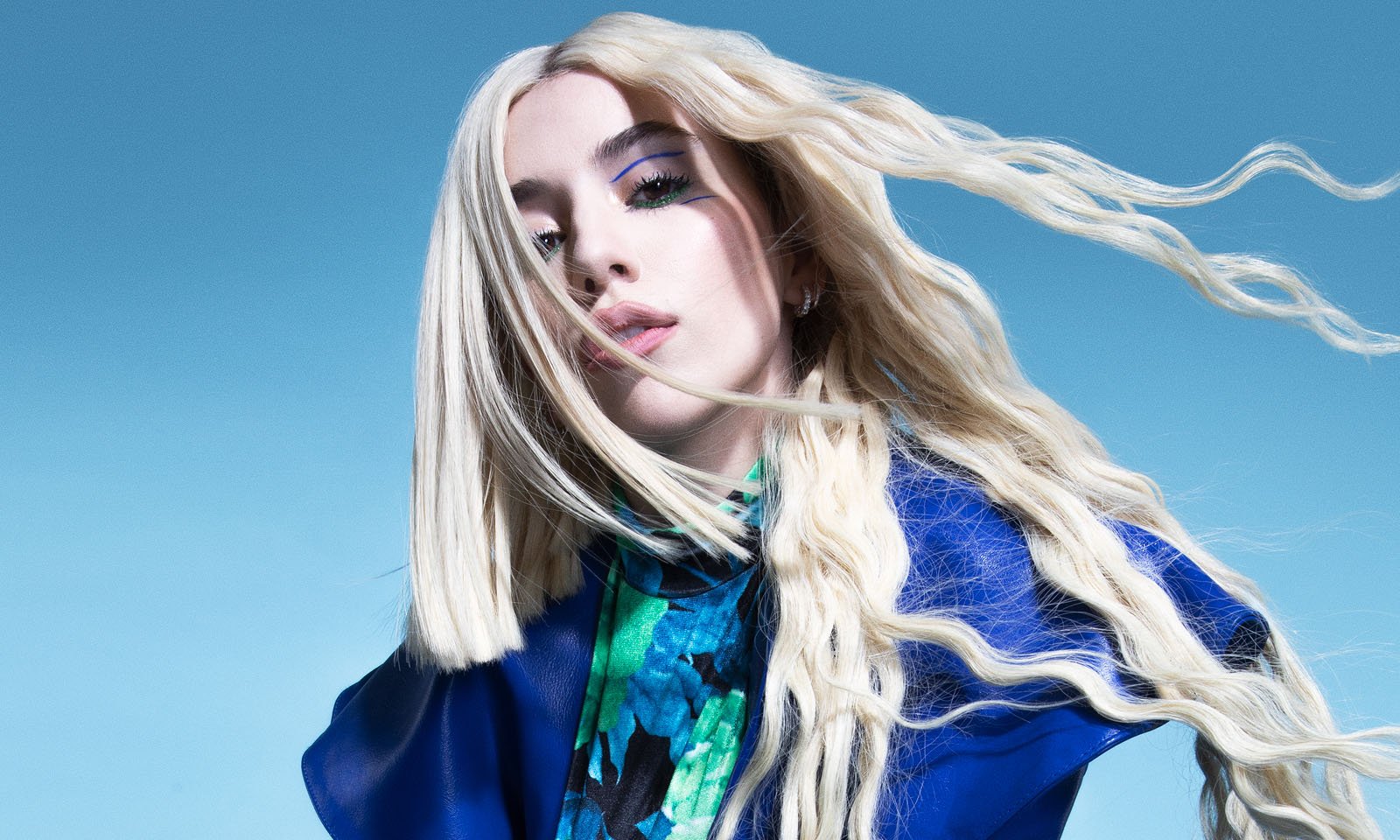 Ava Max divulga nova foto promocional do álbum “Heaven & Hell”