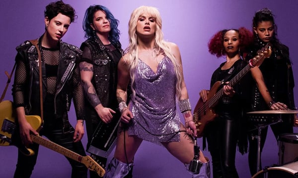 Francinne arrasa no seu novo videoclipe do single “Atura ou Surta”