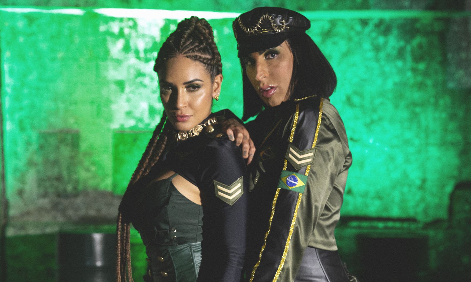 Daya Luz e Pepita são as donas do exercito no videoclipe de “Recruta”