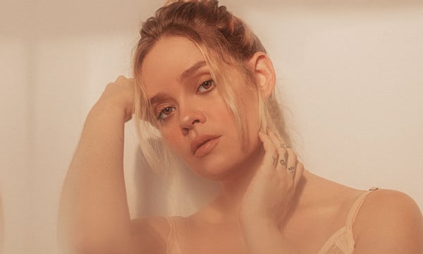 Entrevista: Lorena Simpson lança novo single e conta novidades: “Temos parcerias que sei que o público ama”