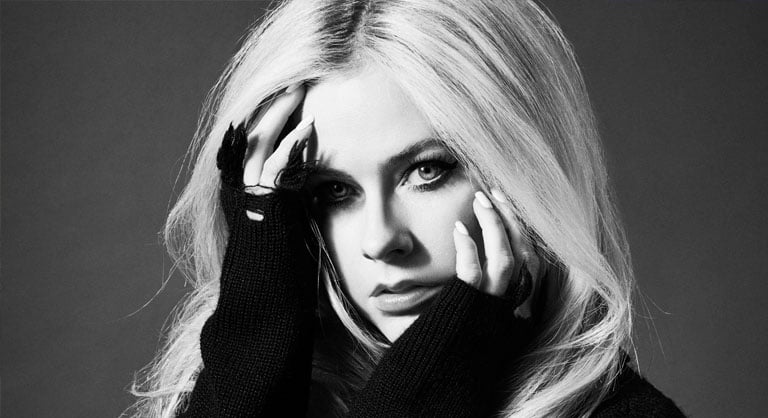 “We Are Warriors”: Avril Lavigne faz homenagem a profissionais da saúde em novo clipe