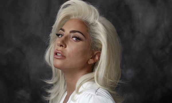 Cuidador de cachorros de Lady Gaga e baleado e dois pets da cantora são roubados
