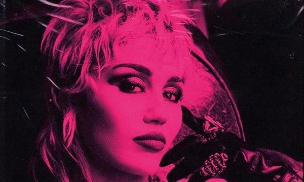 “Plastic Hearts”: Miley Cyrus anuncia data de lançamento de seu sétimo álbum de estúdio