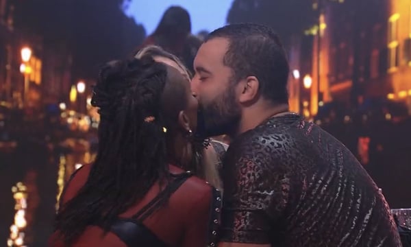 BBB 21: Gilberto, Sarah e Karol Conká dão selinho triplo ao som de 'Amor de Que', hit da Pabllo Vittar