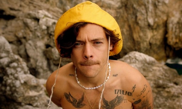 “Golden”: Harry Styles curte clima praiano em novo clipe