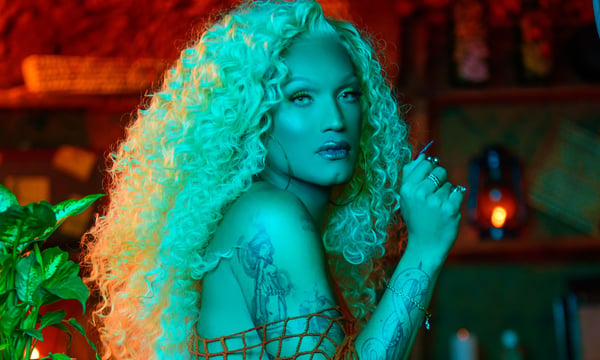 Nova era: Aretuza Lovi está de volta com o single 'Colarzinho de Miçanga'
