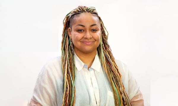 Raven-Symoné se casa com Miranda Maday em cerimônia íntima