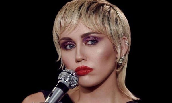 Miley Cyrus divulga tracklist do novo álbum “Plastic Hearts”