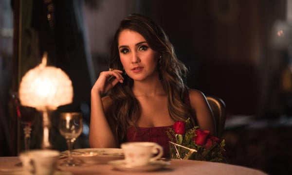 Dulce María lança o tão esperado videoclipe de “Lo Que Ves No Es Lo Que Soy”