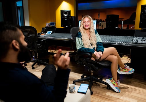 Luísa Sonza se junta ao PRETTYMUCH na faixa "The Weekend"