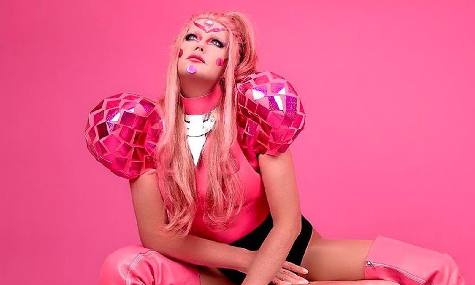 Xuxa surge fantasiada de Lady Gaga para campanha publicitaria