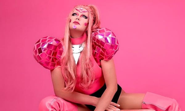 Xuxa surge fantasiada de Lady Gaga para campanha publicitaria