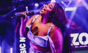 Lizzo: Pocket show gravado no Brasil está disponível no Youtube