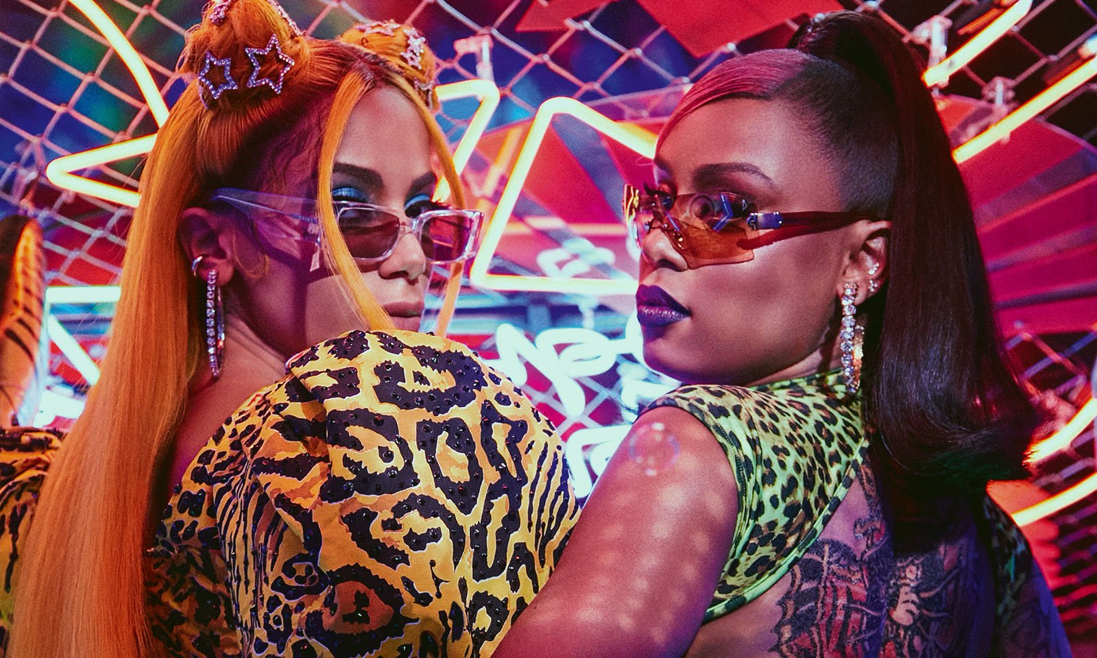 Anitta fala sobre estratégia de clipe com MC Rebecca: 'vocês vão se identificar com a minha personagem'