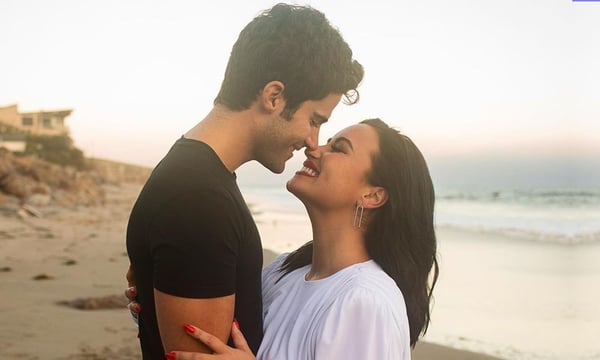 Demi Lovato anuncia que está noiva de Max Ehrich: “ansiosa para começar uma família com você”