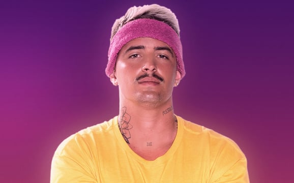 De Férias com o Ex Celebs: Conheça Caíque Gama, polêmico cantor que fez parte da Banda Fly