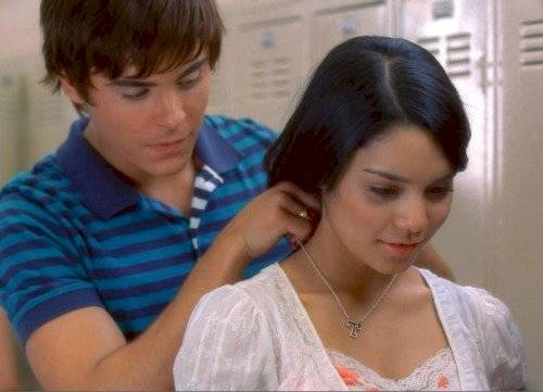 Vanessa Hudgens quer vender cordão que ganhou de Zac Efron em High School Musical