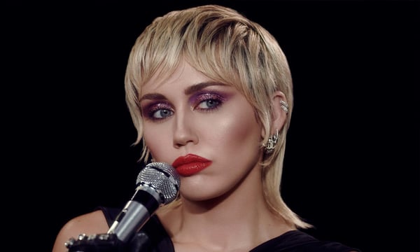 Miley Cyrus revela que está trabalhando em um álbum de covers da banda Metallica