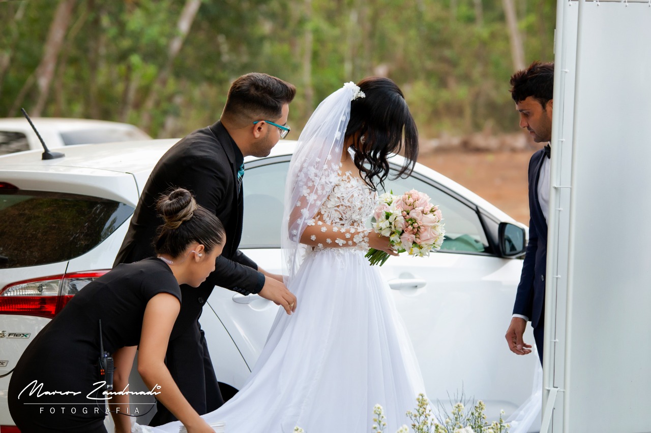 Vestido da noiva Erica Jaconi  chama a atenção; veja detalhes do casamento