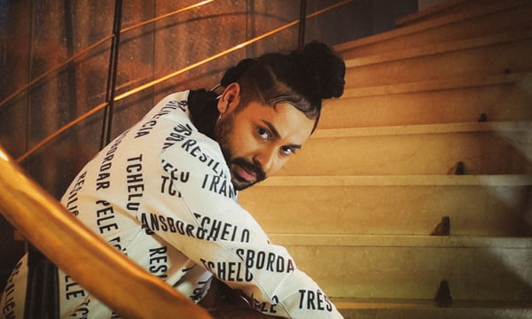 Tchelo lança lindo videoclipe para “Pele”