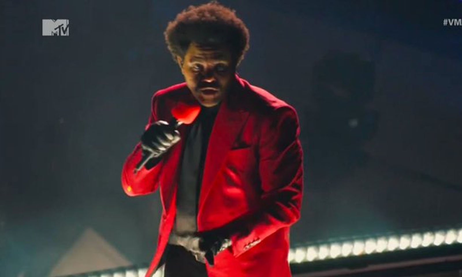 VMA 2020: The Weeknd abre premiação com icônica performance de “Blinding Lights”