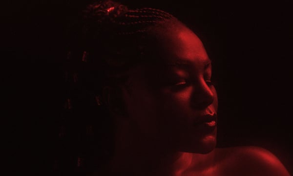 'Nossa Lei': Karin Hils divulga capa do novo single
