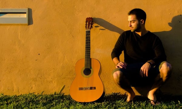 Tiago Picado lança o primeiro álbum “Íris Dos Teus Olhos” e fala sobre todo o processo