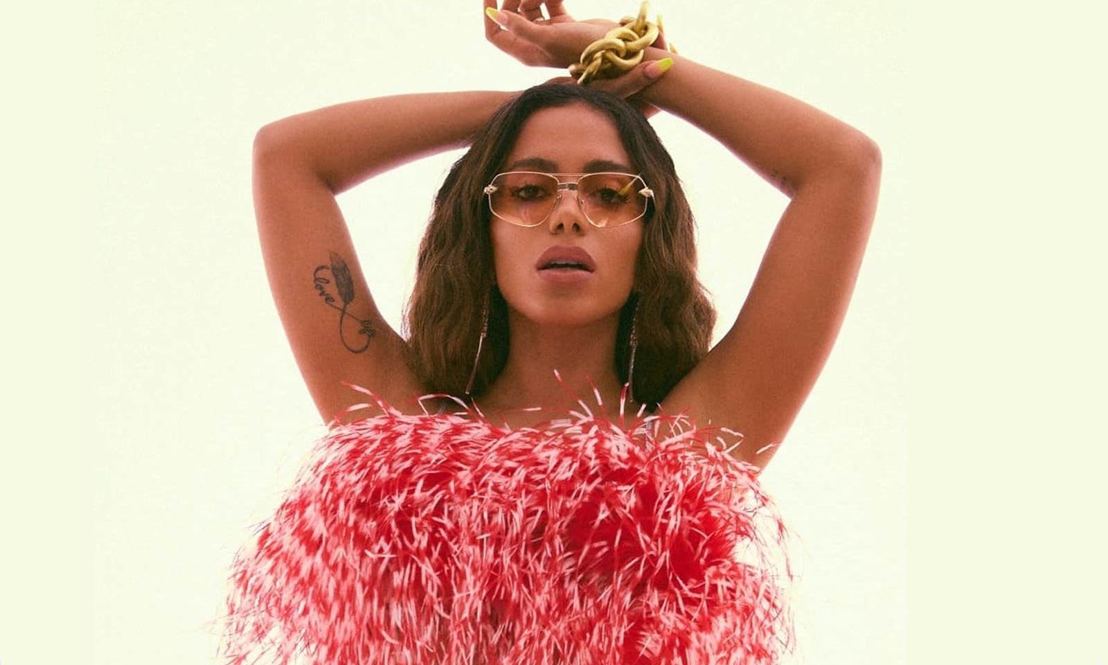 Anitta comemora 10 anos de carreira e ganha emoji no Twitter