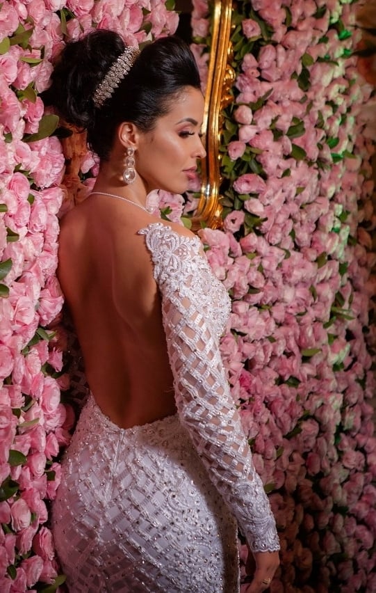 Vestido da noiva Erica Jaconi  chama a atenção; veja detalhes do casamento