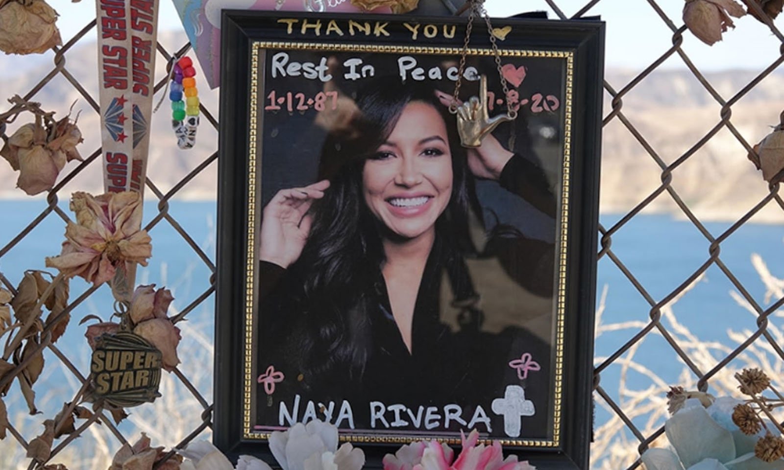 Fãs fazem vigília no lago onde Naya Rivera foi encontrada morta