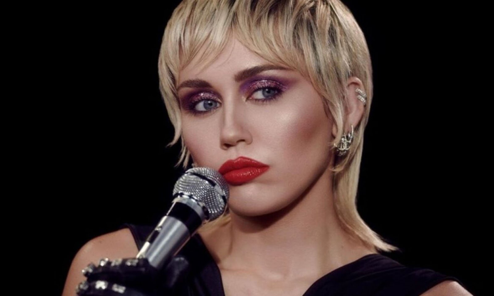 Miley Cyrus retorna à música com o single “Midnight Sky”