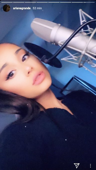 Ariana Grande posta foto em estúdio e fãs esperam novo álbum