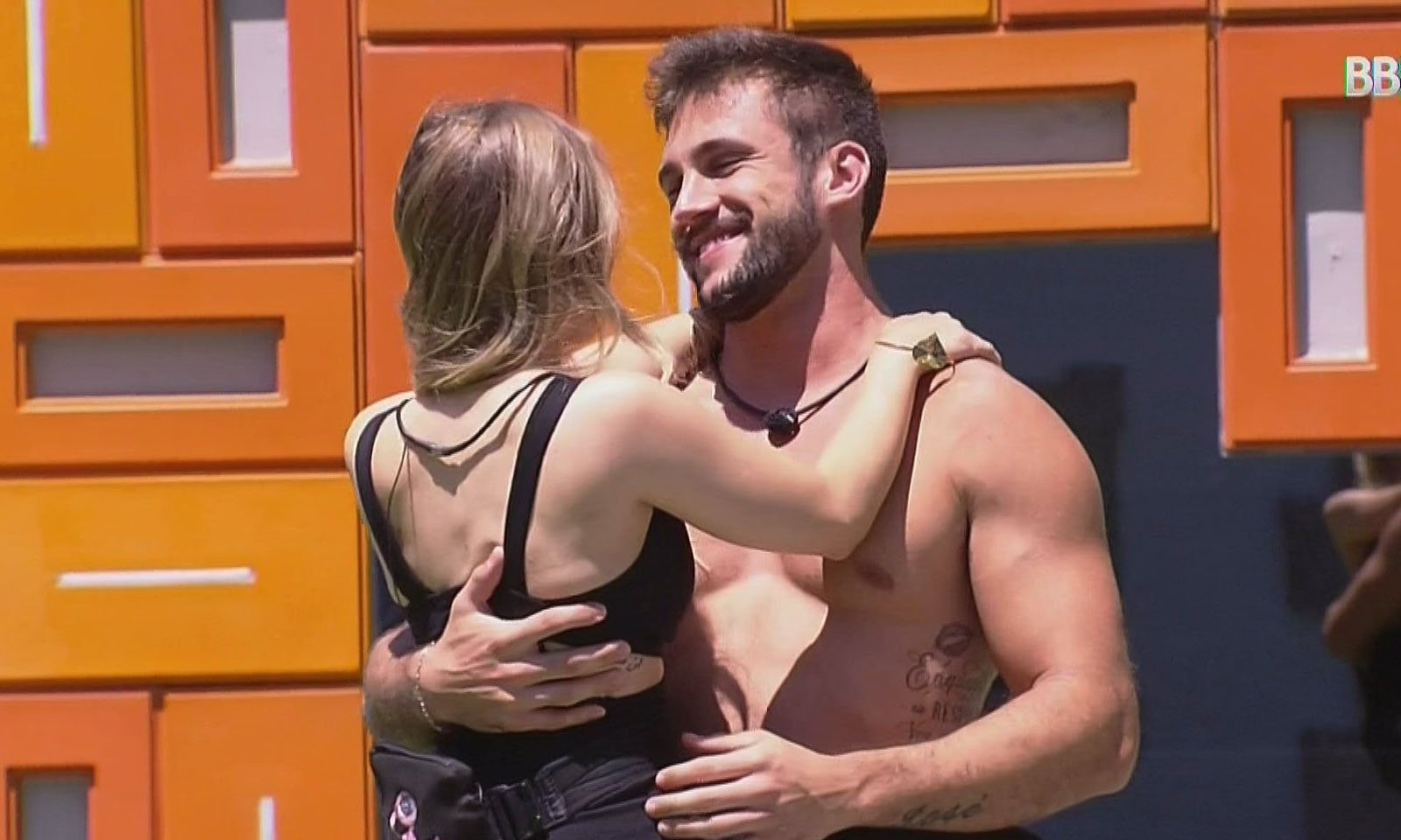 Carla Diaz volta para casa do BBB21 e se declara para Arthur: 'aceita ser meu parceiro no amor?'