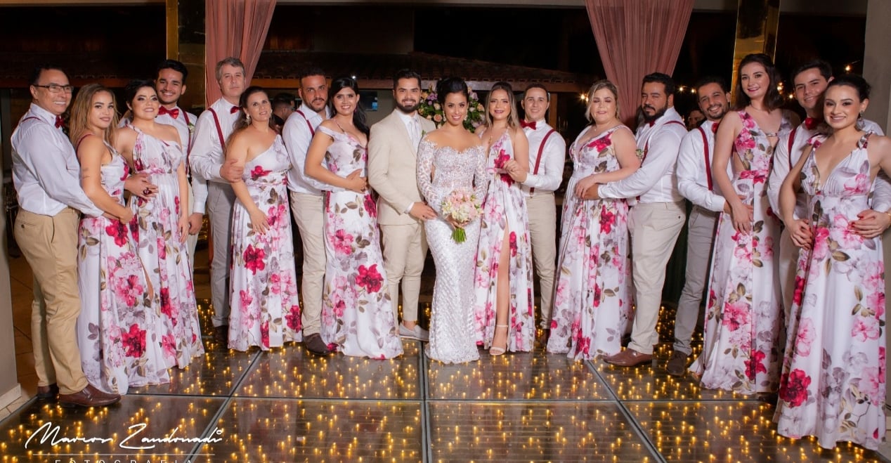 Vestido da noiva Erica Jaconi  chama a atenção; veja detalhes do casamento