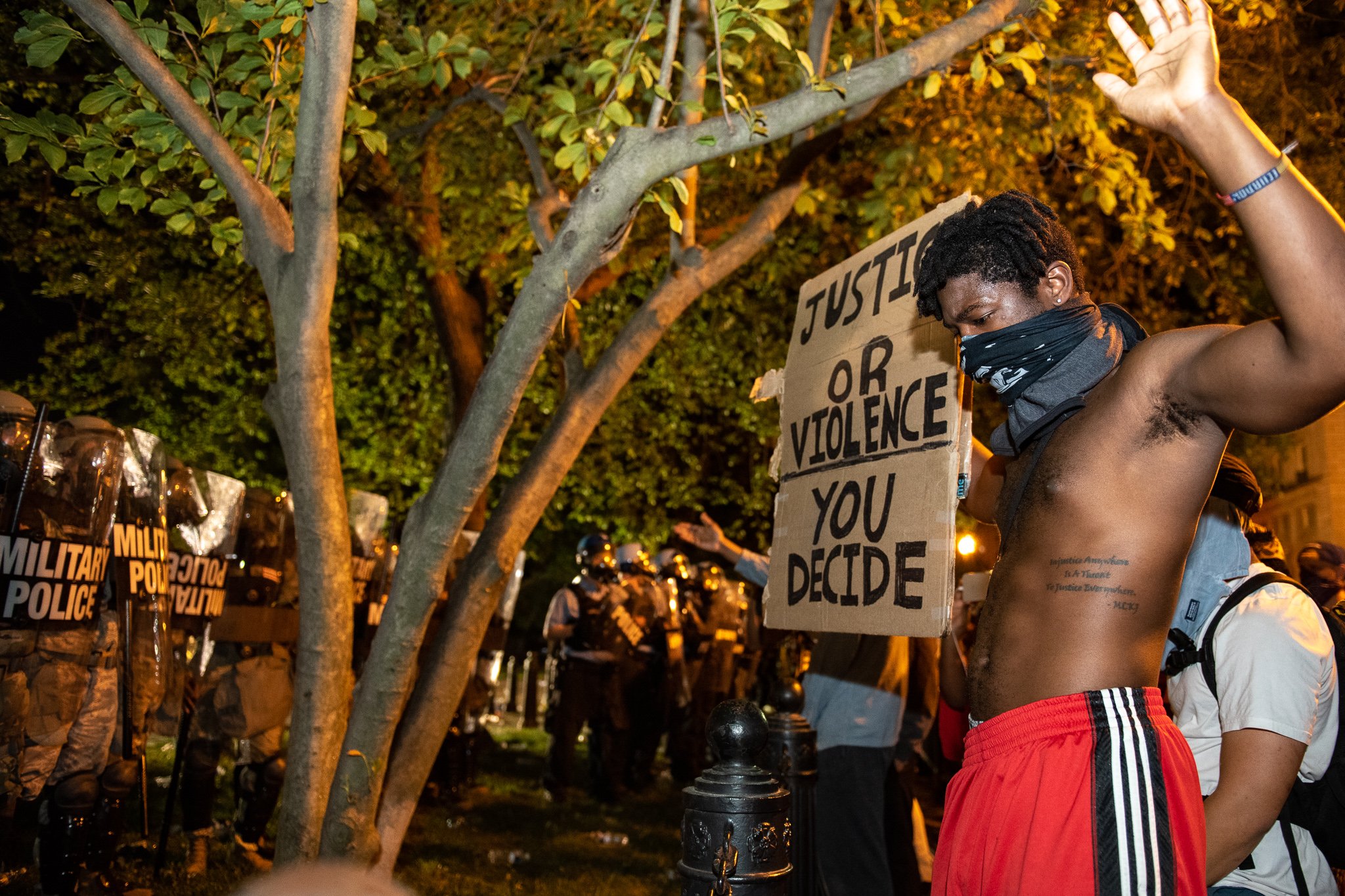 Um cartaz com os escritos: “Justiça ou violência. Vocês decidem.” – foto por Rosa Pineda