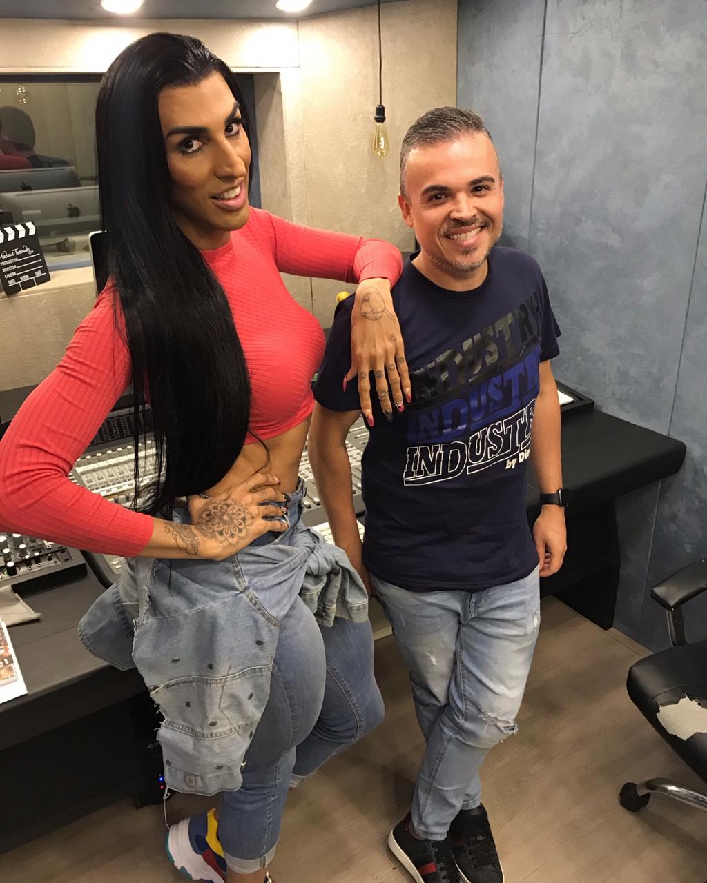 Pepita anuncia projeto misterioso com DJ Batata